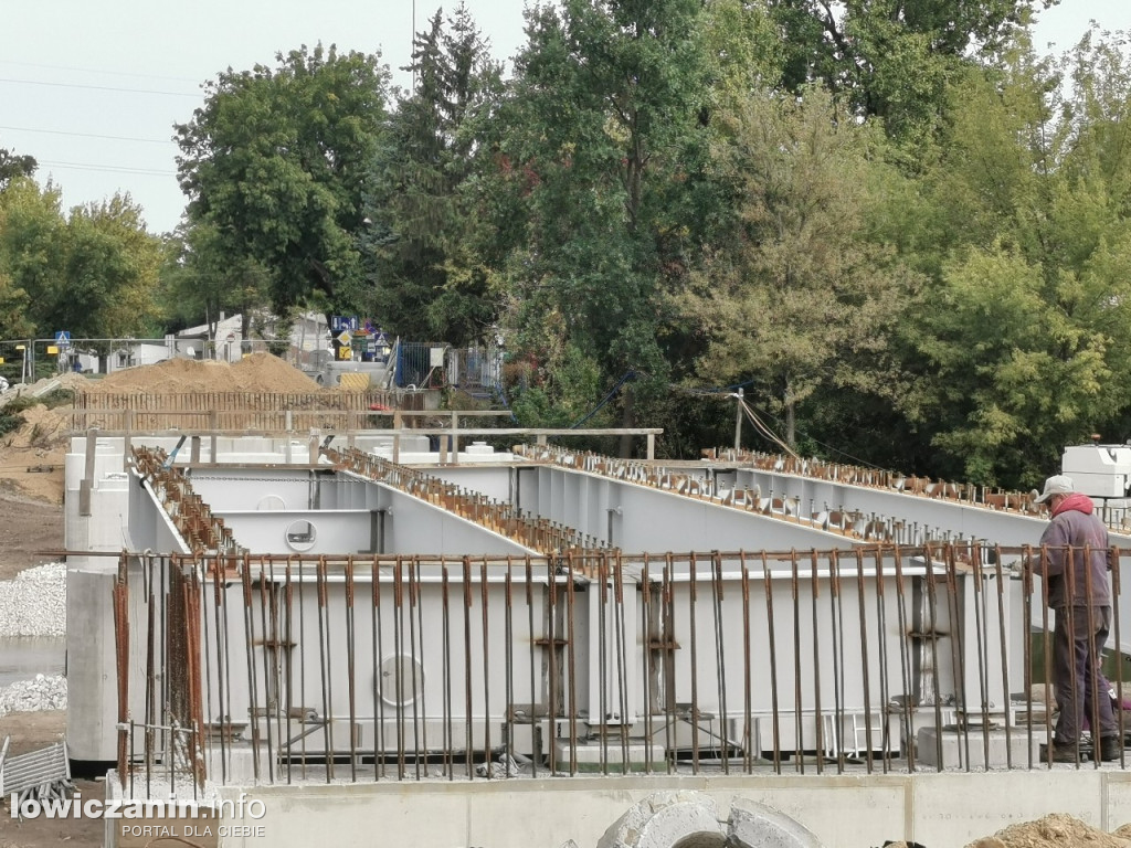 Pierwsze przęsło mostu w Łowiczu już ułożone