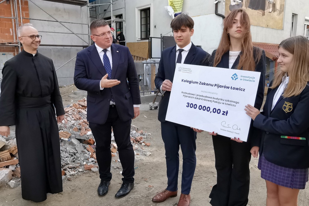 300 tys zł dla szkoły pijarskiej