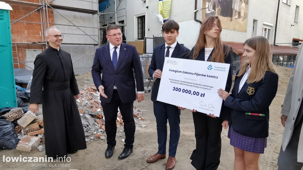 300 tys zł dla szkoły pijarskiej