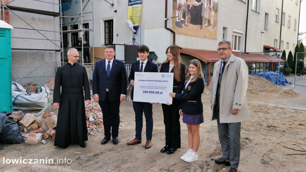 300 tys zł dla szkoły pijarskiej