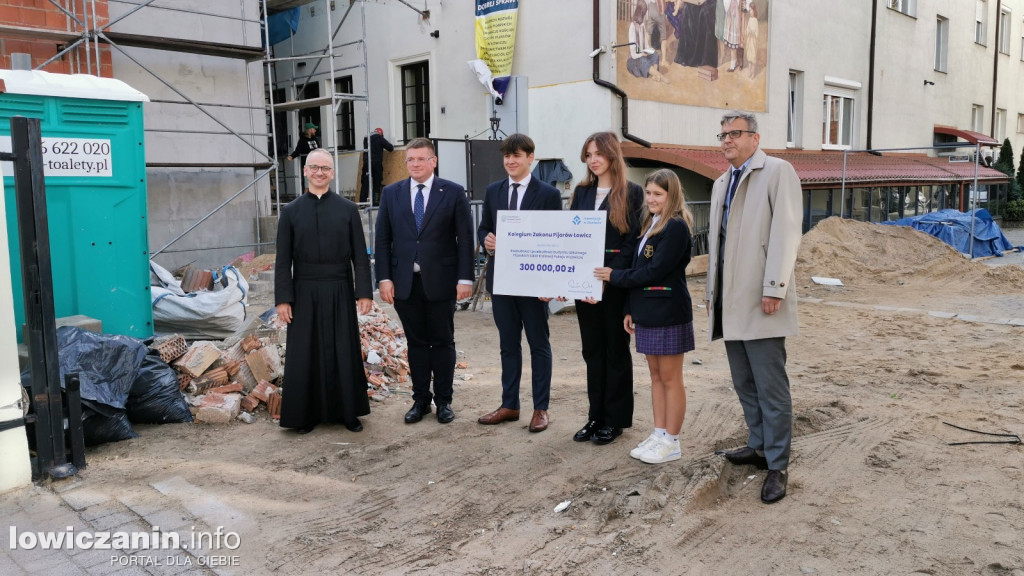 300 tys zł dla szkoły pijarskiej