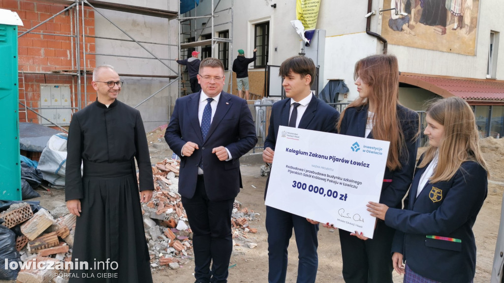 300 tys zł dla szkoły pijarskiej
