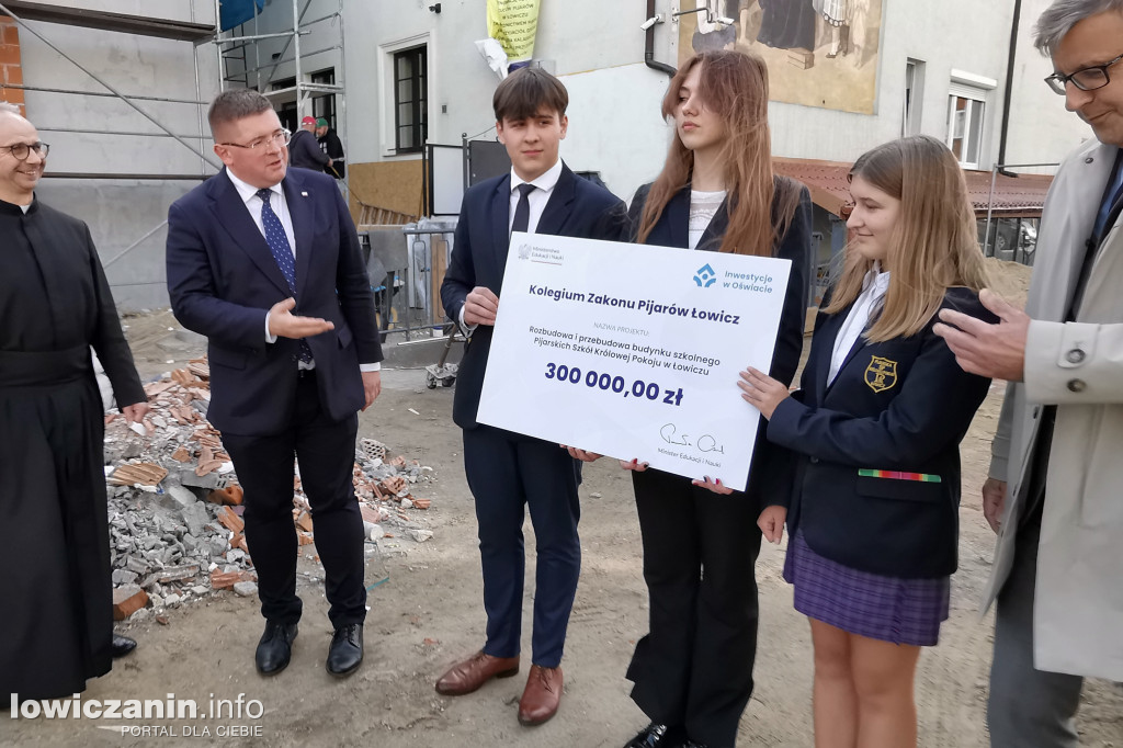 300 tys zł dla szkoły pijarskiej