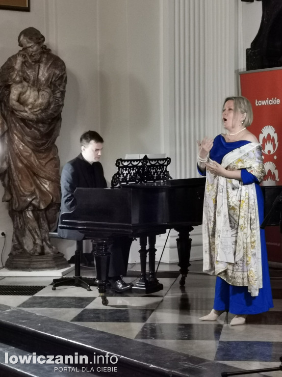 Koncert papieski w sali barokowej łowickiego muzeum