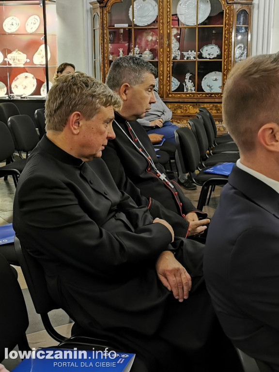 Koncert papieski w sali barokowej łowickiego muzeum
