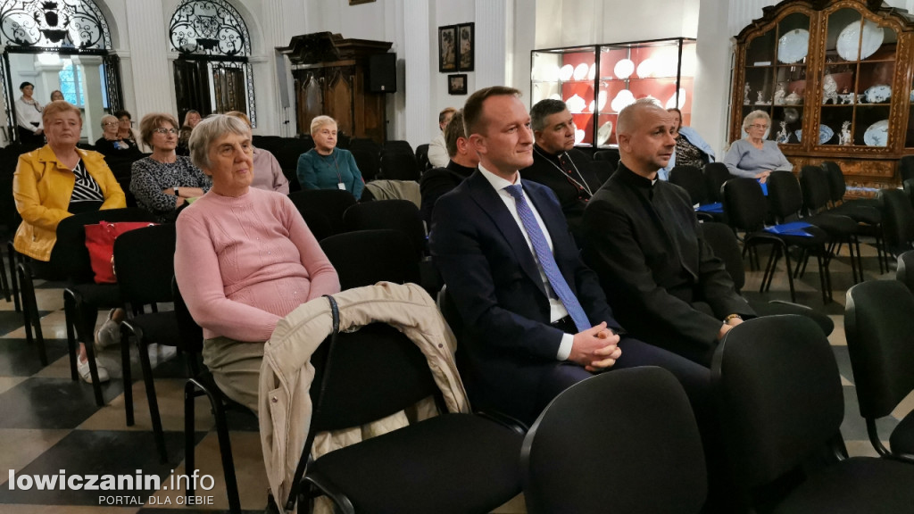 Koncert papieski w sali barokowej łowickiego muzeum