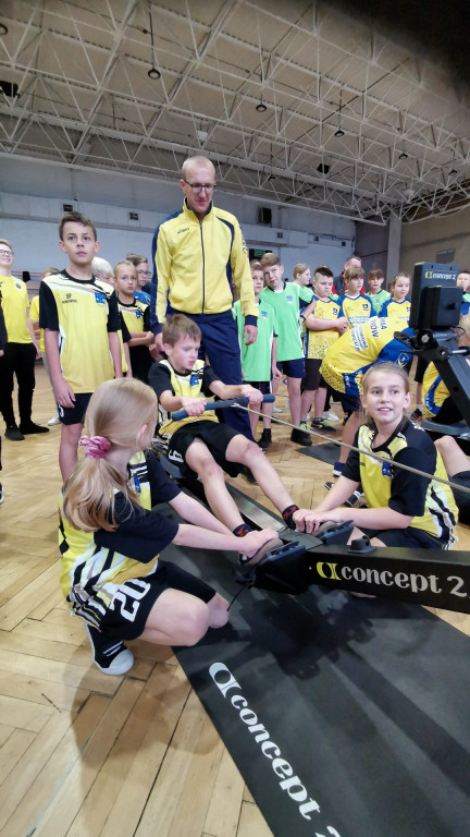 Dzieci z 12 szkół  rywalizowały na ergometrach wioślarskich