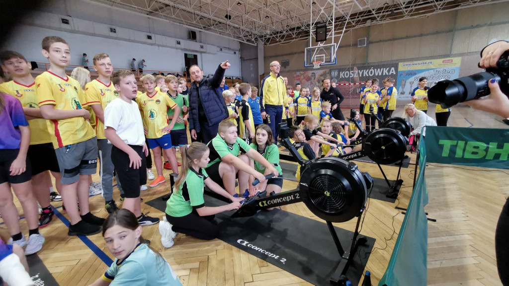 Dzieci z 12 szkół  rywalizowały na ergometrach wioślarskich