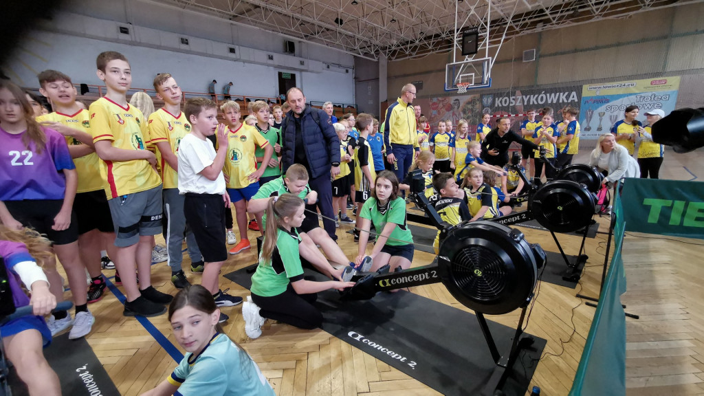 Dzieci z 12 szkół  rywalizowały na ergometrach wioślarskich