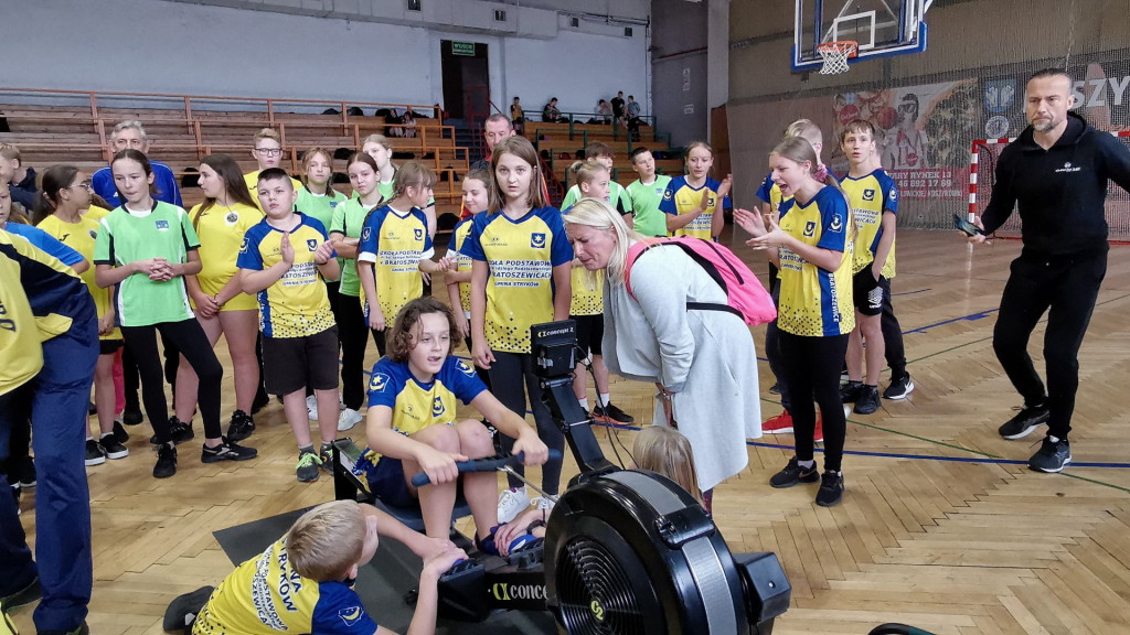 Dzieci z 12 szkół  rywalizowały na ergometrach wioślarskich