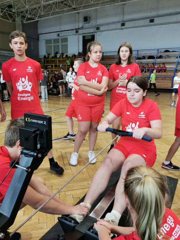 Dzieci z 12 szkół  rywalizowały na ergometrach wioślarskich