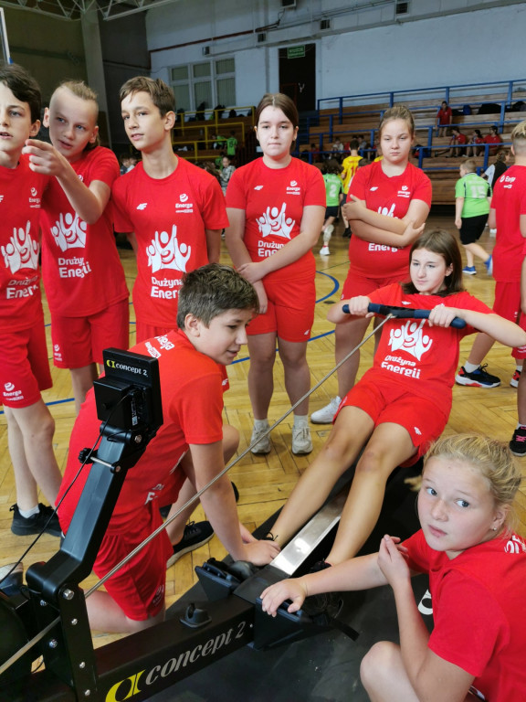 Dzieci z 12 szkół  rywalizowały na ergometrach wioślarskich