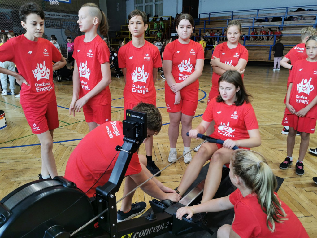 Dzieci z 12 szkół  rywalizowały na ergometrach wioślarskich