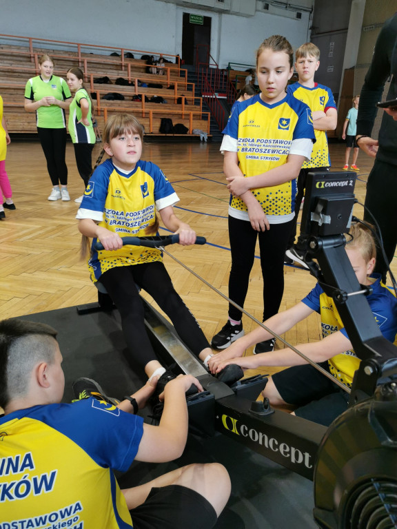 Dzieci z 12 szkół  rywalizowały na ergometrach wioślarskich