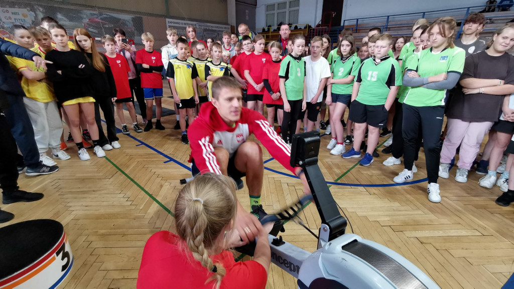 Dzieci z 12 szkół  rywalizowały na ergometrach wioślarskich