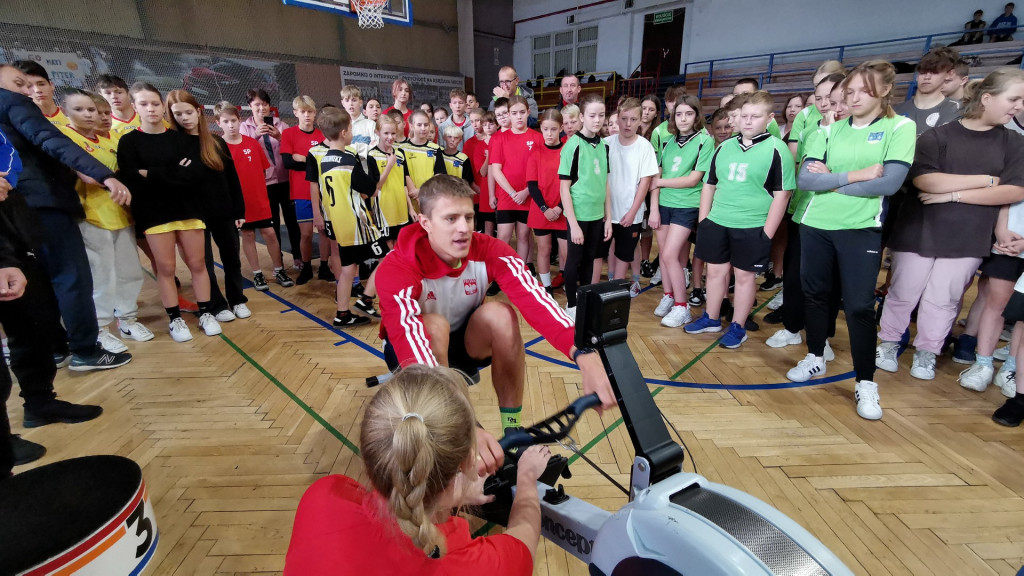Dzieci z 12 szkół  rywalizowały na ergometrach wioślarskich