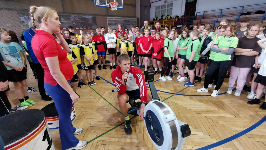 Dzieci z 12 szkół  rywalizowały na ergometrach wioślarskich