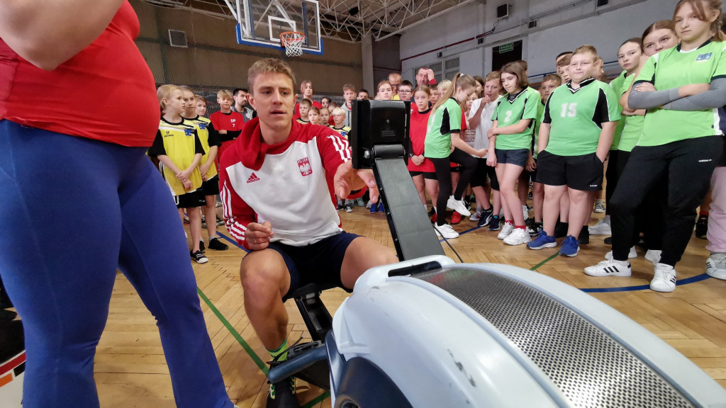 Dzieci z 12 szkół  rywalizowały na ergometrach wioślarskich