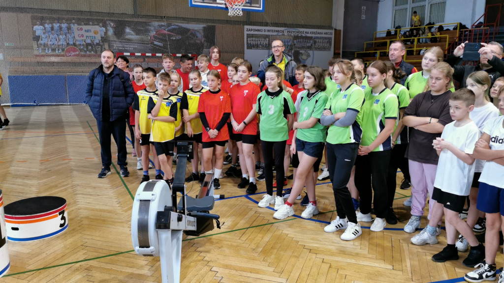 Dzieci z 12 szkół  rywalizowały na ergometrach wioślarskich