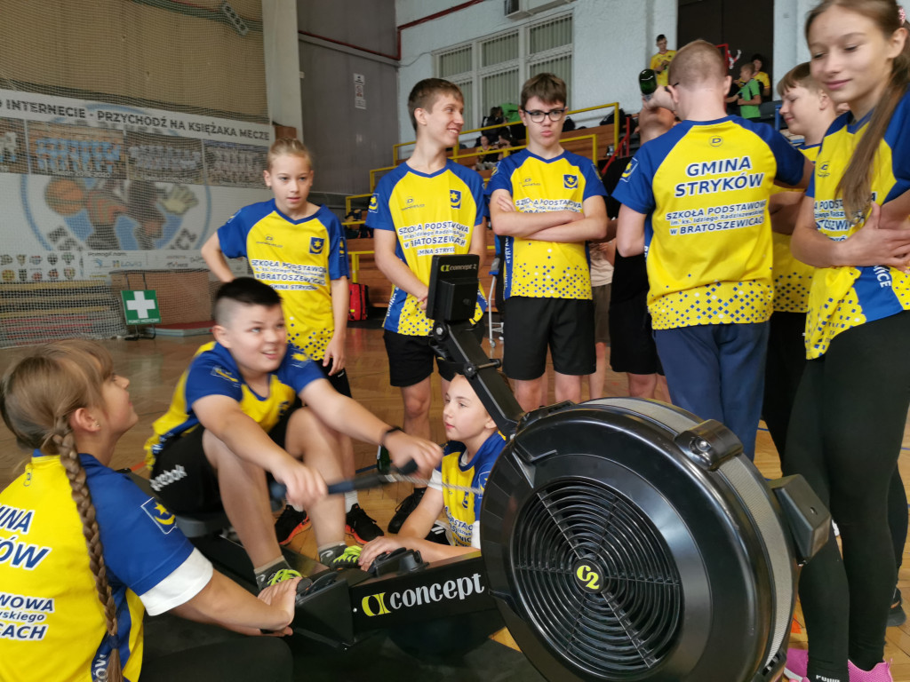 Dzieci z 12 szkół  rywalizowały na ergometrach wioślarskich