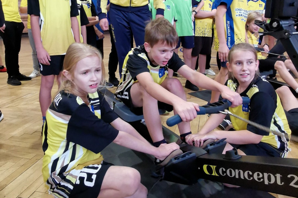 Dzieci z 12 szkół  rywalizowały na ergometrach wioślarskich