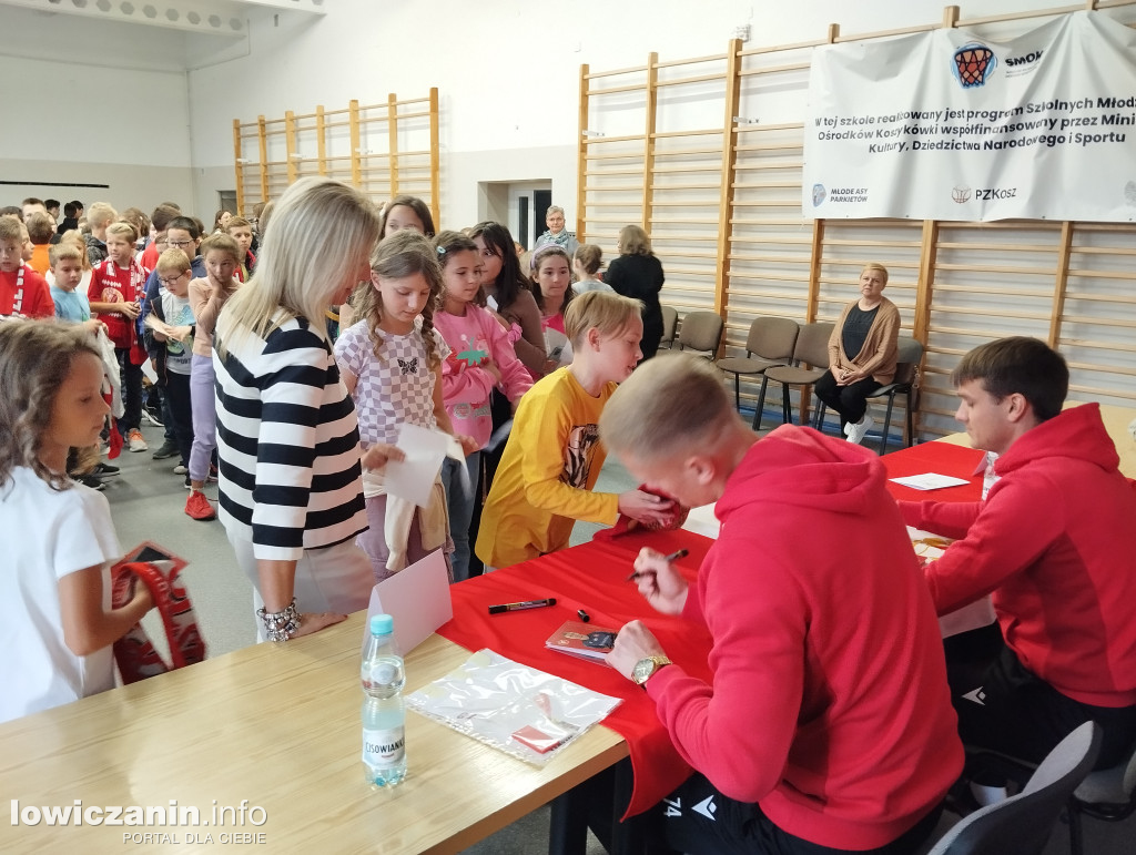 Głowno. Spotkanie piłkarzy Widzewa z uczniami SP 1