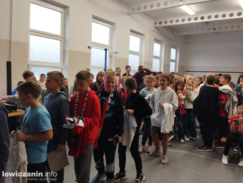 Głowno. Spotkanie piłkarzy Widzewa z uczniami SP 1