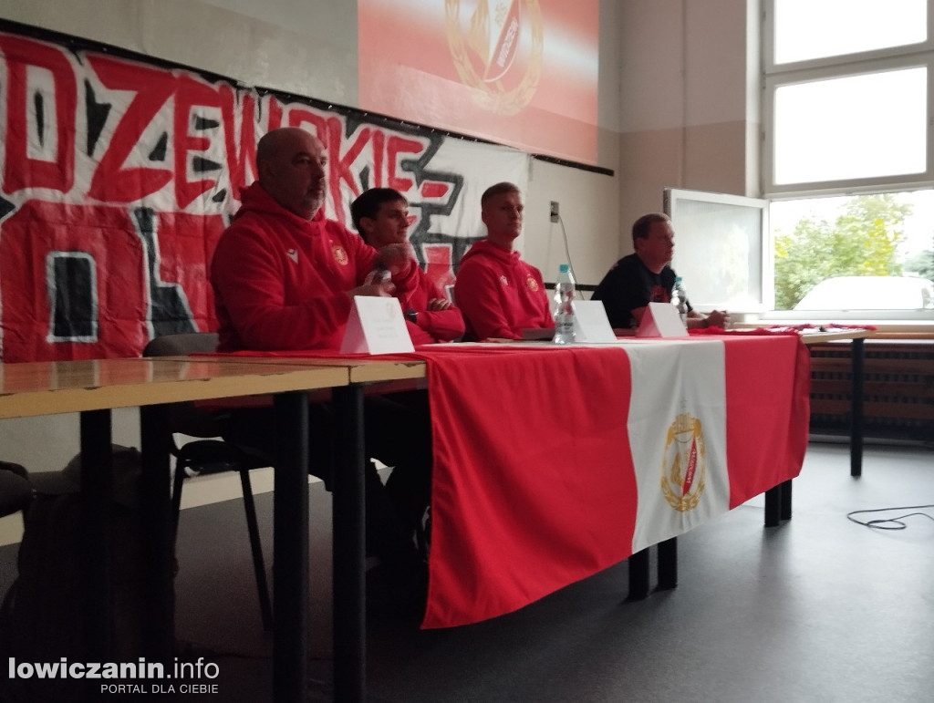 Głowno. Spotkanie piłkarzy Widzewa z uczniami SP 1