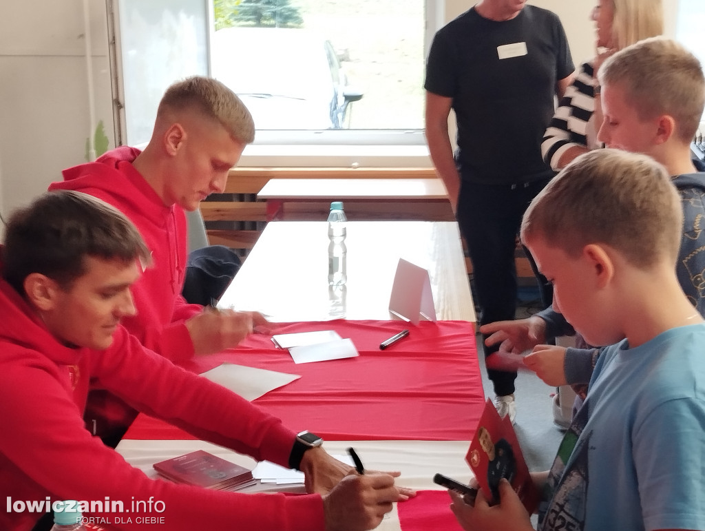 Głowno. Spotkanie piłkarzy Widzewa z uczniami SP 1
