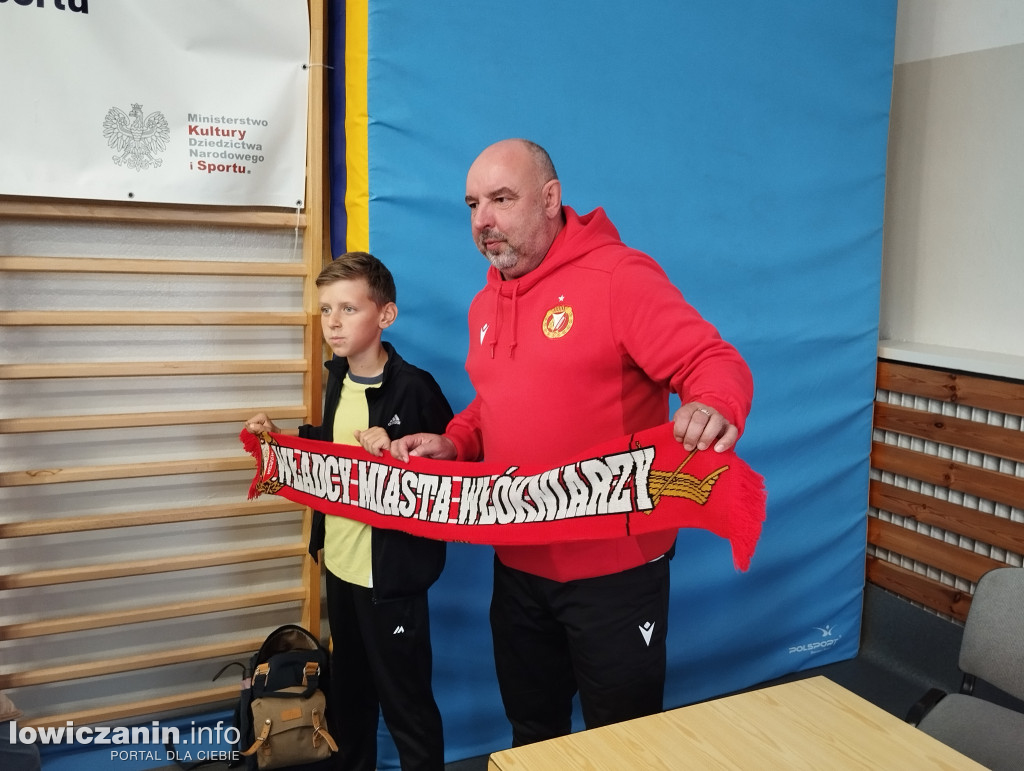 Głowno. Spotkanie piłkarzy Widzewa z uczniami SP 1