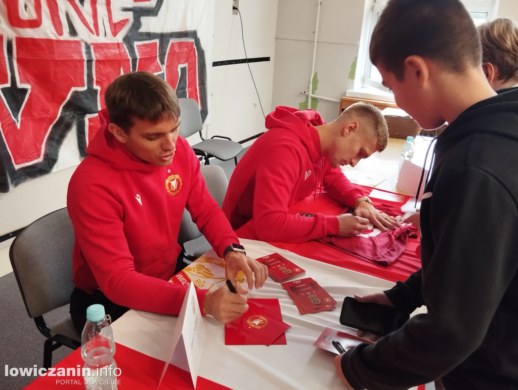 Głowno. Spotkanie piłkarzy Widzewa z uczniami SP 1