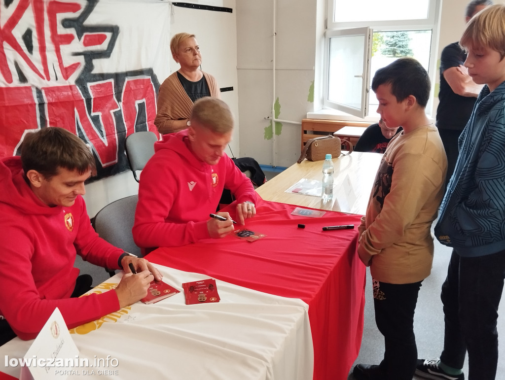 Głowno. Spotkanie piłkarzy Widzewa z uczniami SP 1