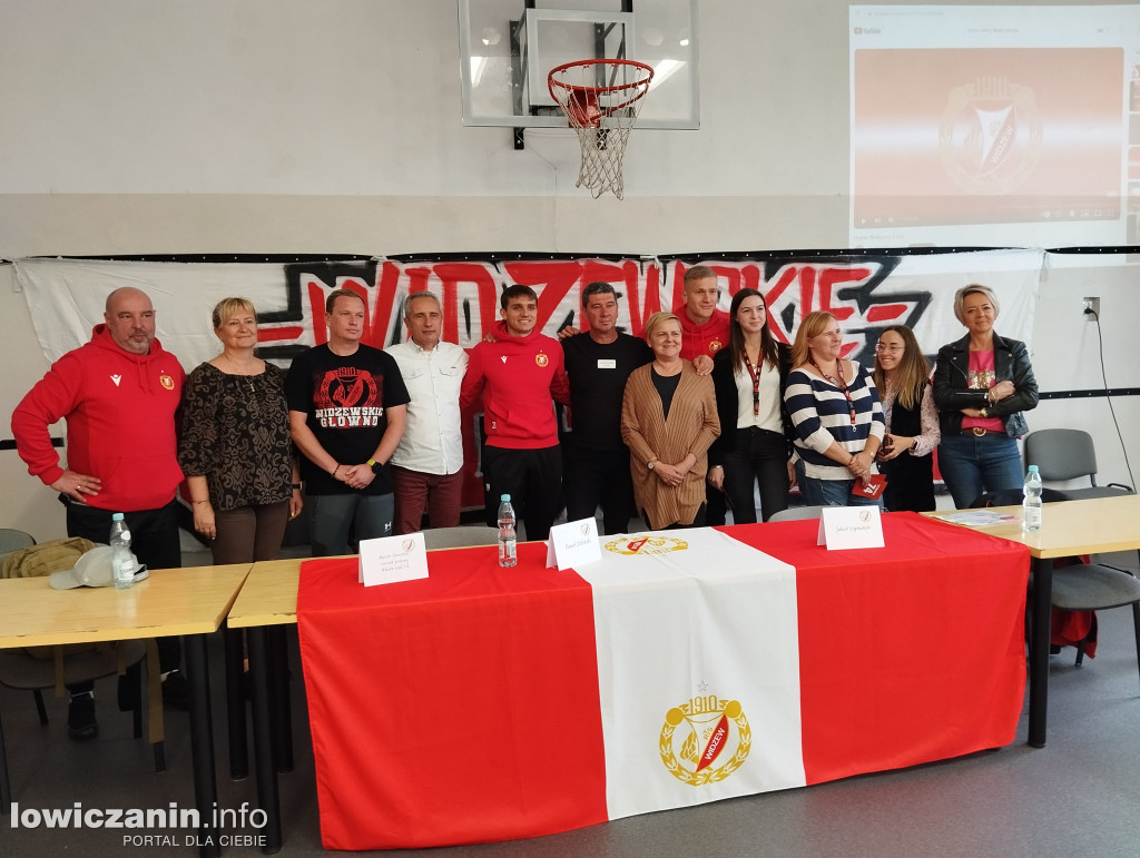 Głowno. Spotkanie piłkarzy Widzewa z uczniami SP 1