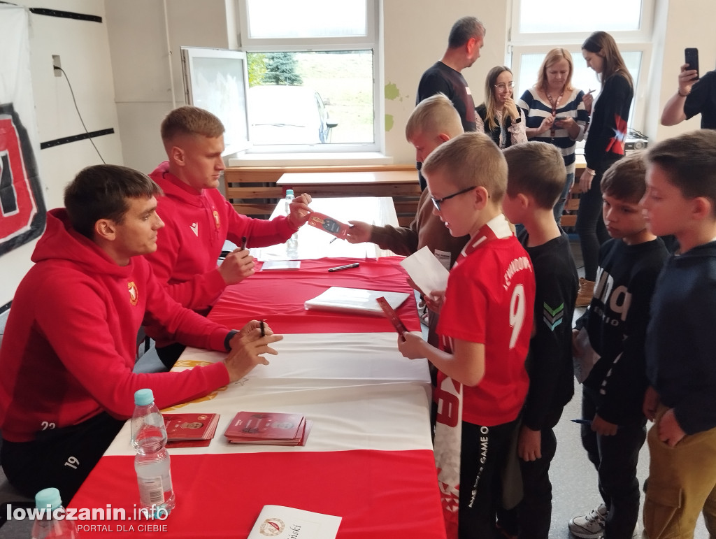 Głowno. Spotkanie piłkarzy Widzewa z uczniami SP 1