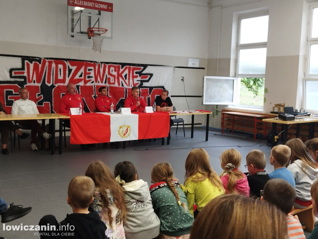 Głowno. Spotkanie piłkarzy Widzewa z uczniami SP 1