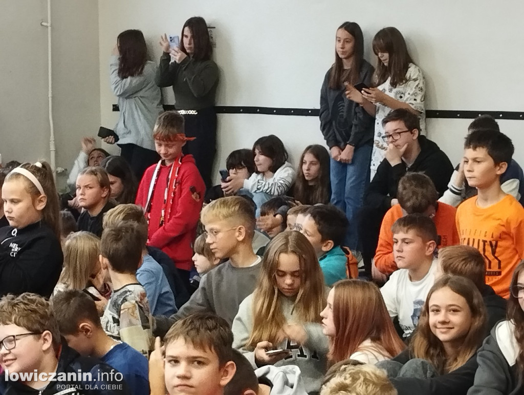 Głowno. Spotkanie piłkarzy Widzewa z uczniami SP 1