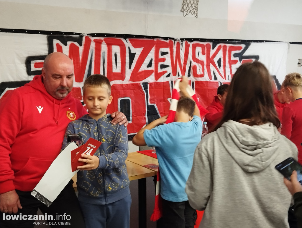 Głowno. Spotkanie piłkarzy Widzewa z uczniami SP 1