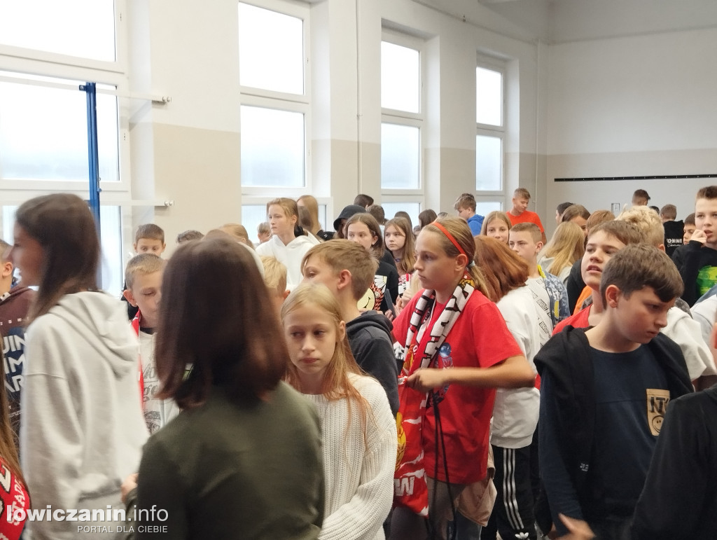 Głowno. Spotkanie piłkarzy Widzewa z uczniami SP 1