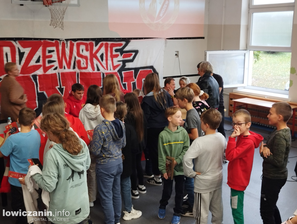 Głowno. Spotkanie piłkarzy Widzewa z uczniami SP 1