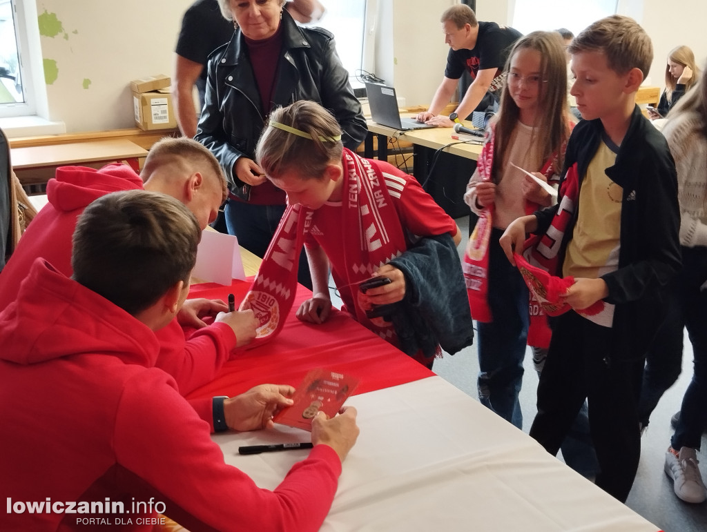 Głowno. Spotkanie piłkarzy Widzewa z uczniami SP 1