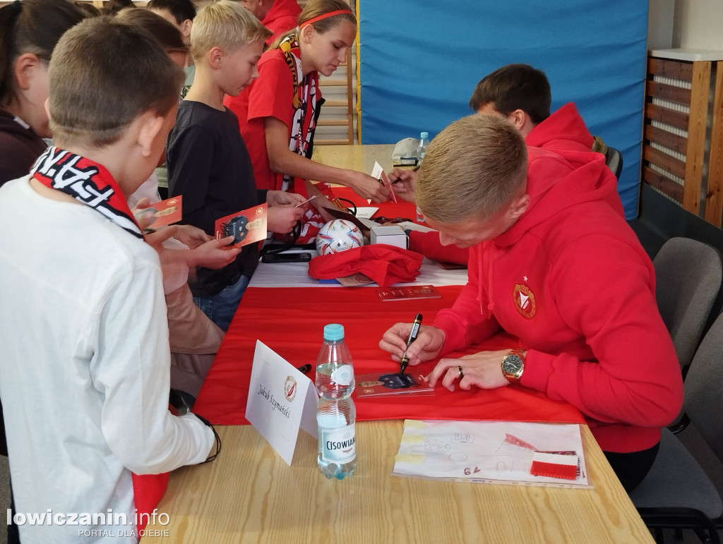Głowno. Spotkanie piłkarzy Widzewa z uczniami SP 1