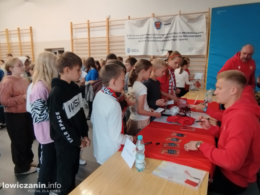 Głowno. Spotkanie piłkarzy Widzewa z uczniami SP 1