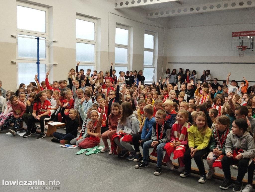 Głowno. Spotkanie piłkarzy Widzewa z uczniami SP 1