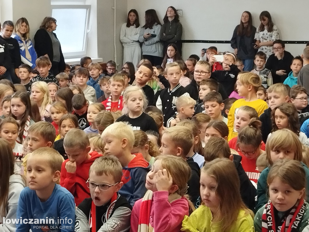Głowno. Spotkanie piłkarzy Widzewa z uczniami SP 1
