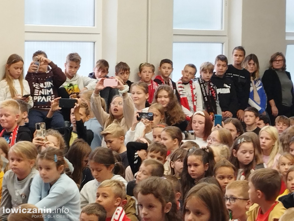 Głowno. Spotkanie piłkarzy Widzewa z uczniami SP 1