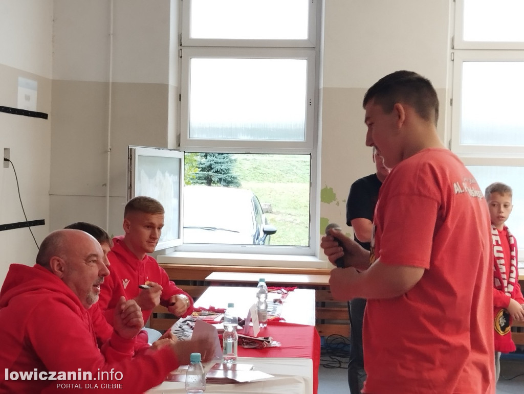 Głowno. Spotkanie piłkarzy Widzewa z uczniami SP 1