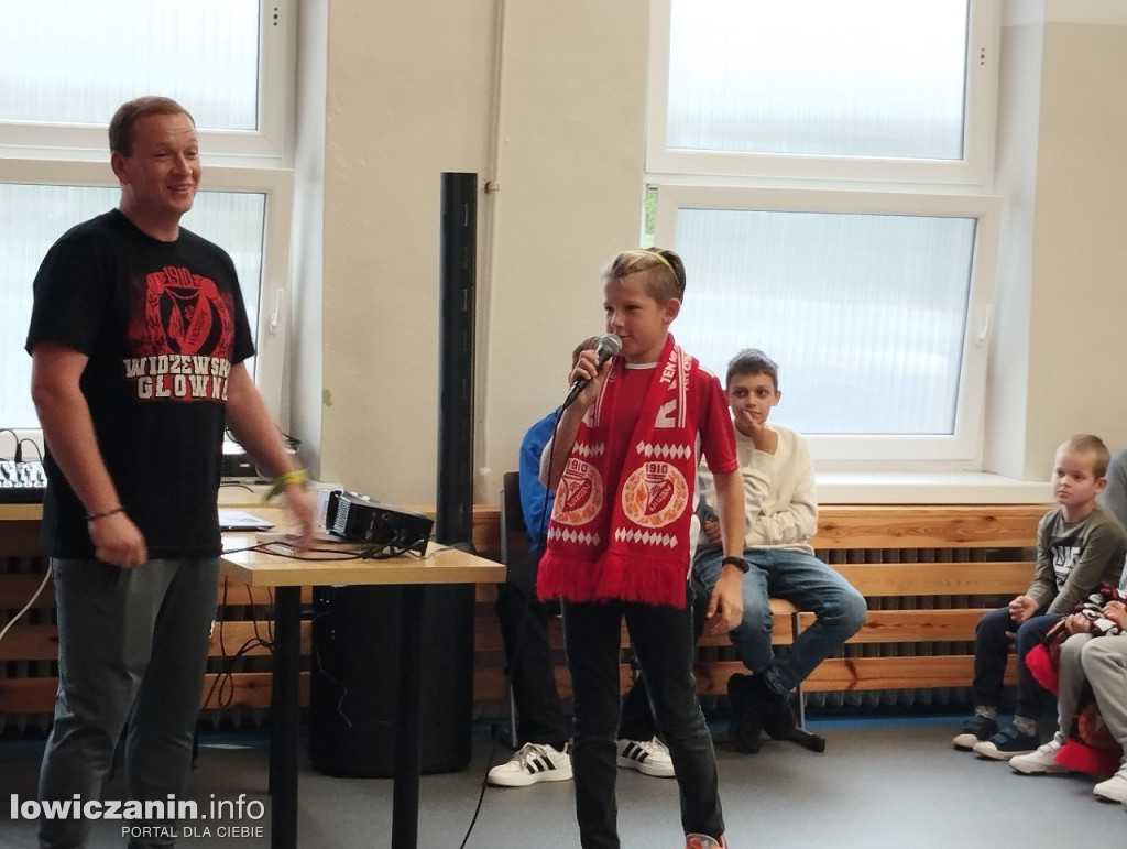 Głowno. Spotkanie piłkarzy Widzewa z uczniami SP 1