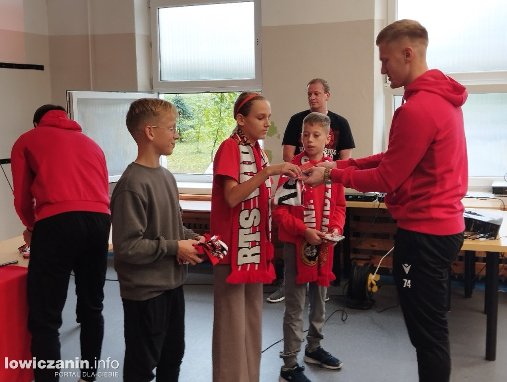 Głowno. Spotkanie piłkarzy Widzewa z uczniami SP 1