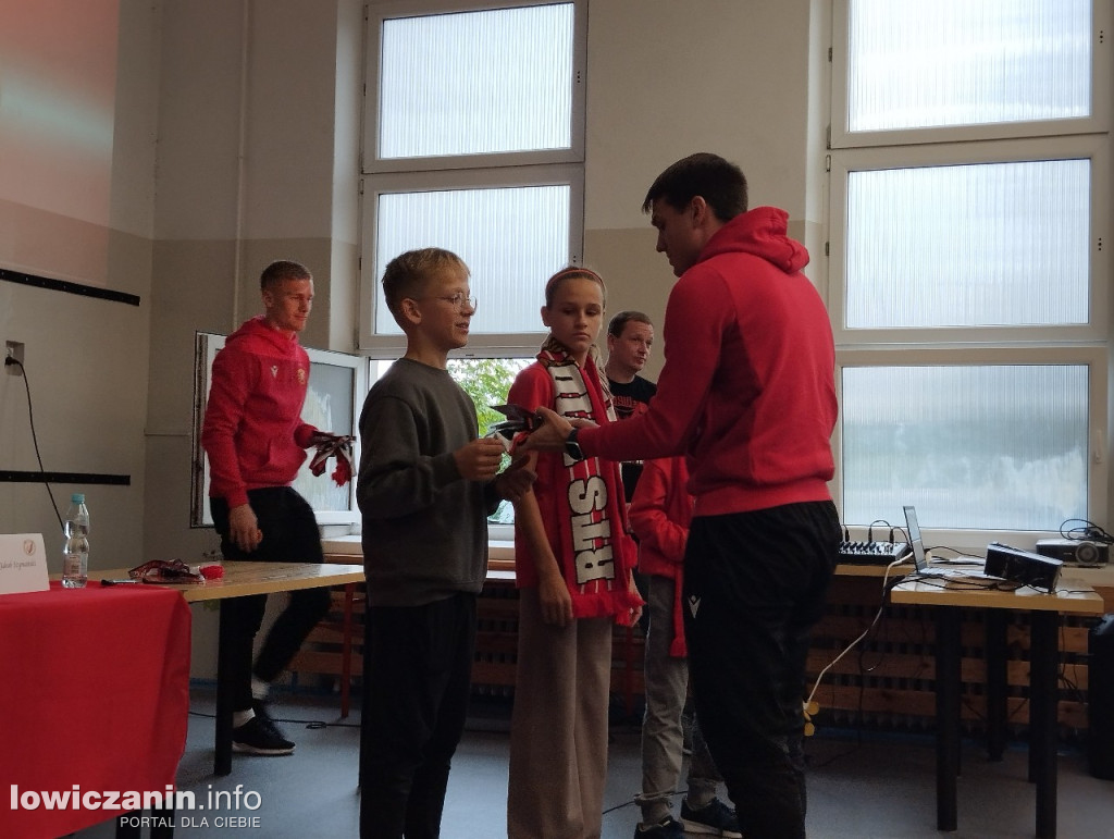 Głowno. Spotkanie piłkarzy Widzewa z uczniami SP 1
