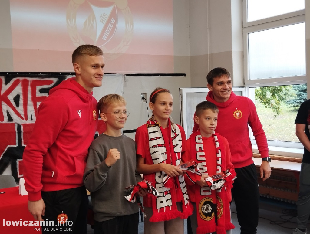 Głowno. Spotkanie piłkarzy Widzewa z uczniami SP 1